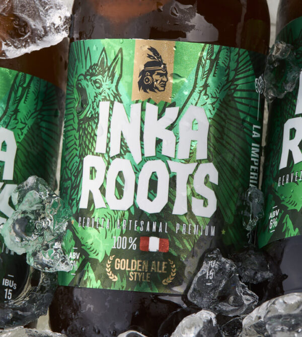 La imperial sobre hielo cerveza artesanal peruana hoja de coca fotografia