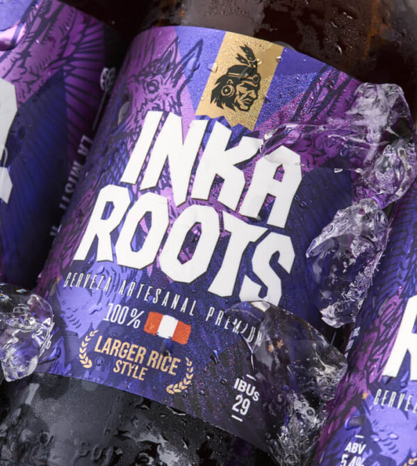 La mistik sobre hielo cerveza artesanal peruana maiz morado fotografia