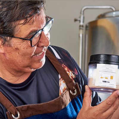 Maestro cervecero con levadura