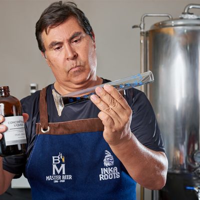 maestro cervecero inka roots supervisando concentrado liquiido de hoja de coca peruana